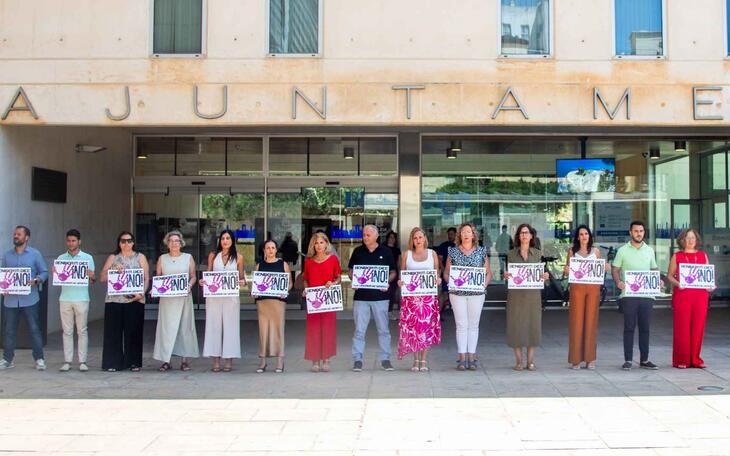 Benidorm condena el crimen machista de una mujer y su hija en la provincia de Málaga