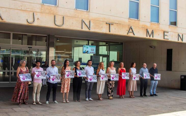 Benidorm guarda silencio en rechazo por los dos últimos asesinatos machistas confirmados en Málaga y Toledo 
