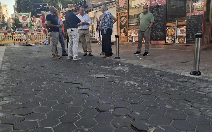 Benidorm renueva el pavimento de la calle Juan Rodríguez que se encontraba muy deteriorado por el paso de vehículos pesados 