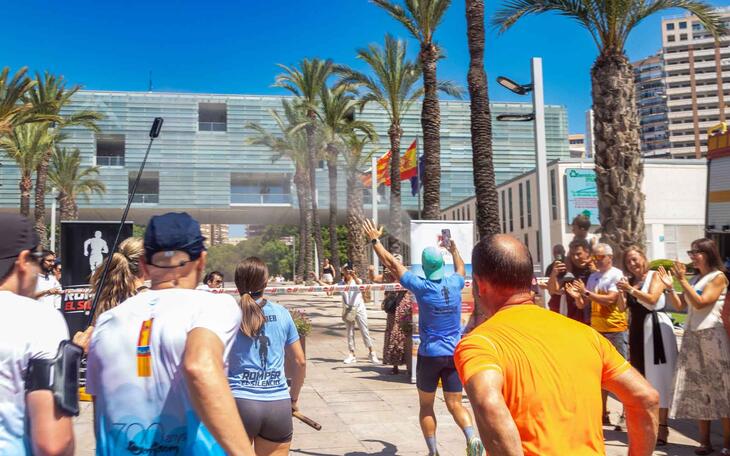 Llegada de JimmyGo a la meta situada junto al Ayuntamiento de Benidorm.