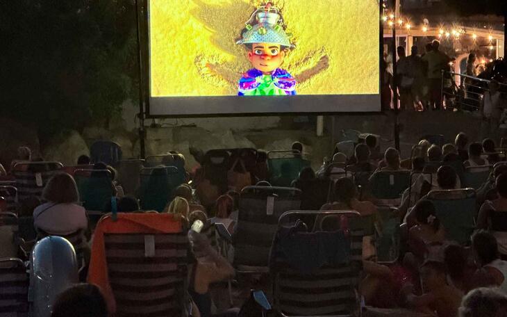 Elio en Cine en la Playa.
