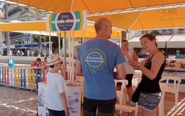 Usuarios de la playa de Poniente de Benidorm aprenden dónde van los residuos y cómo se reciclan