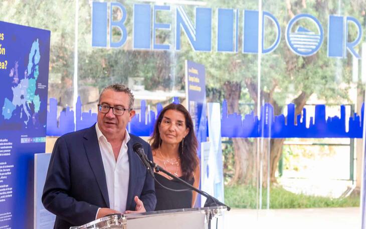 La Generalitat destaca el liderazgo europeo de Benidorm durante una visita a la exposición por los 40 años de España en la UE