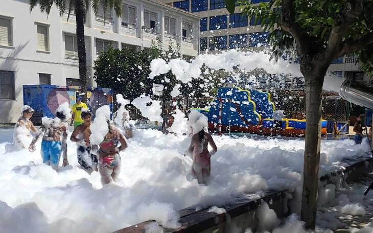 Juventud pone el broche al Programa de Verano con juegos, hinchables y una fiesta de la espuma