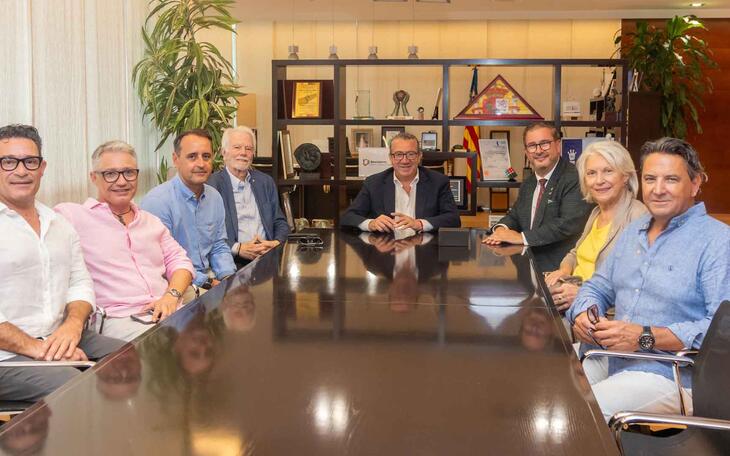 Toni Pérez, Juan José Frías y miembros del Rotary Club de Benidorm..