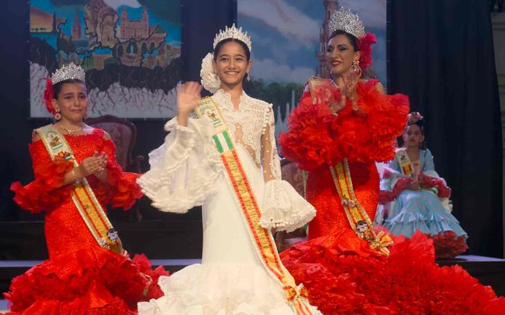 Naihara López de las Huertas y las reinas salientes Rocío Romero y Rocío Benavente.