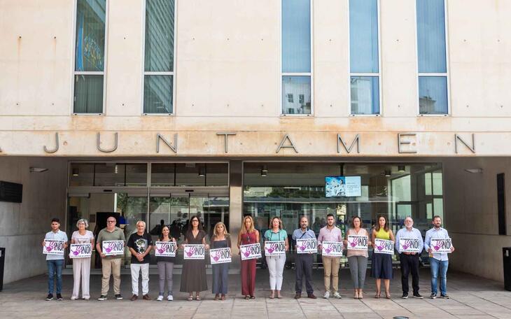 Minut de silenci contra la violència de gènere a Benidorm.