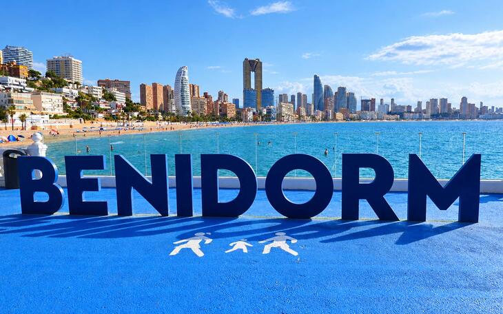 vista panorámica Bendiorm desde la cala 