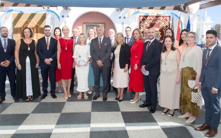 La Corporación Municipal junto a Fanny Sarrió.