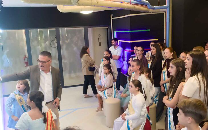 González de Zárate explica a reinas y damas de las FMP el ciclo del agua. 