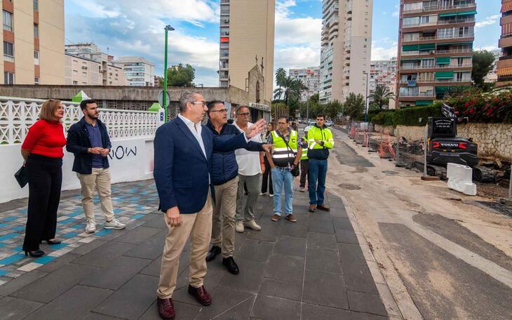Benidorm testa en la avenida Montecarlo farolas que incorporan un tratamiento anticorrosivo frente al orín de perro