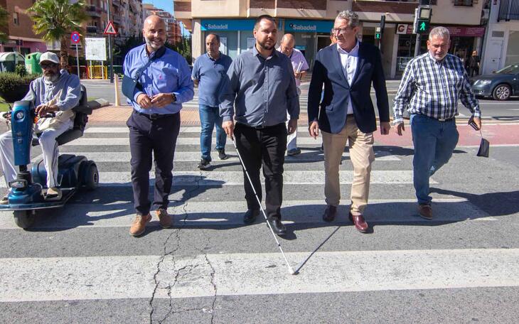 Benidorm instala en el Cruce los primeros semáforos acústicos que las personas ciegas pueden activar desde su teléfono móvil 