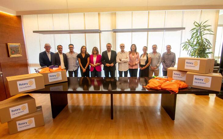 donación material escolar Rotary Club a AMPAS