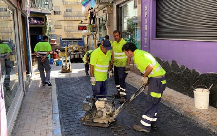 Benidorm asfalta la calle Quatre Cantons e introduce nuevos servicios en el Casco Antiguo