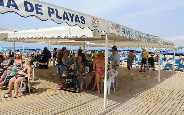 Benidorm renovará y ampliará la zona de sombra del punto de playas accesibles de Levante