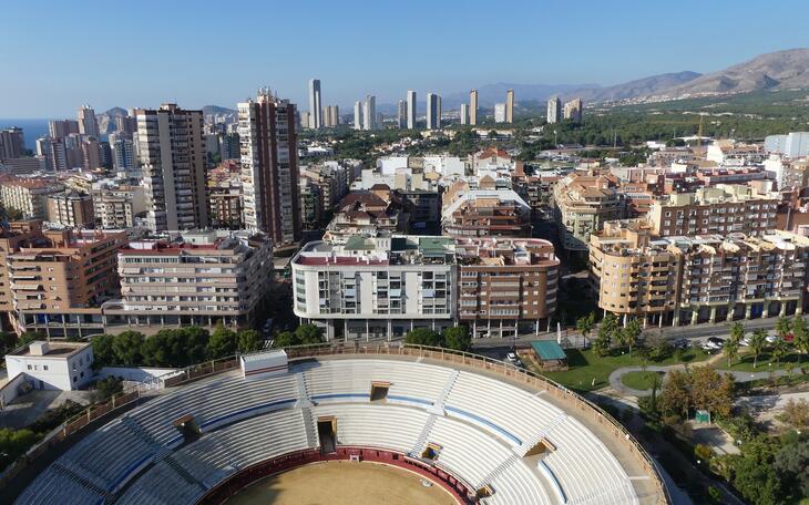 La plaça de bous i un edifici annex albergaran la biblioteca central, sales d