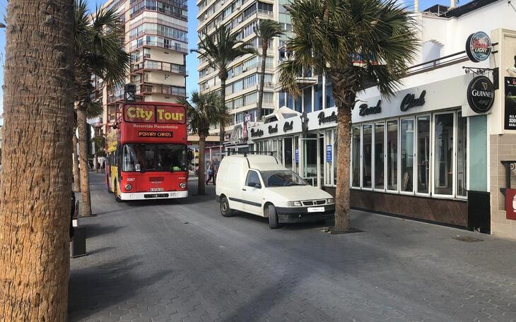 Ciudadanos denuncia el caos generado en primera línea de Benidorm por permitir el acceso a autobuses públicos y turísticos
