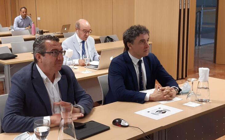 Toni Pérez, en la Asamblea de Hosbec y ante el secretario autonómico de Turismo, reclama que los fondos europeos reposicionen el turismo