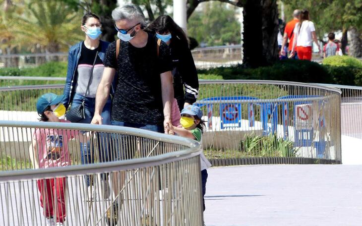 El Ayuntamiento entrega mascarillas a la población infantil de programas y actividades municipales