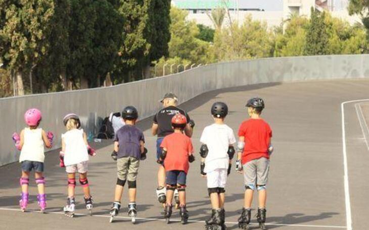 Ciudadanos denuncia que el patinódromo ha abierto en precario relegando en las madres de usuarios la seguridad y la limpieza 