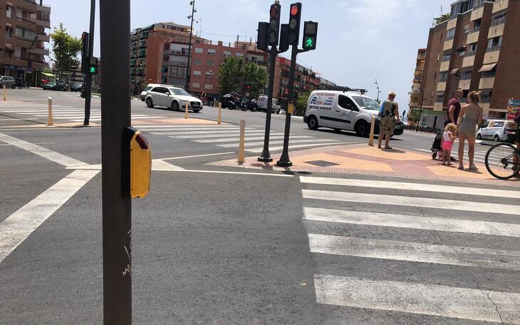 Ciudadanos reclama desde hace dos meses sincronizar los semáforos para evitar contagios por el contacto con los pulsadores