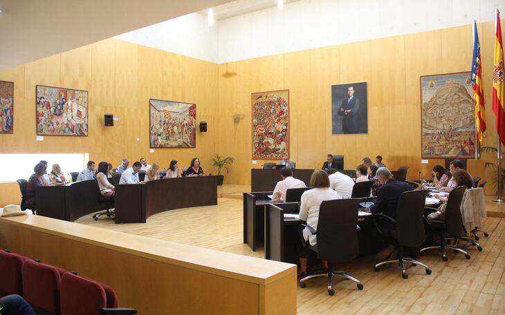 Benidorm desbloquea la ordenanza de publicidad y la implantación de estaciones de servicio de diferentes combustibles