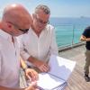 Vicente Vázquez y Toni Pérez con una carta en braille.