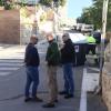 Limpieza Viaria aborda con los vecinos de La Cala la mejora de los emplazamientos de los contenedores de residuos 