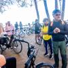 González de Zárate conversa con los participantes en la Ruta en Bici.